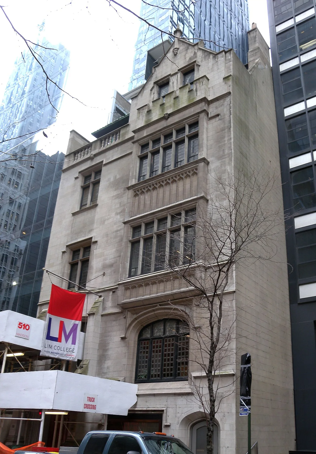 LIM College